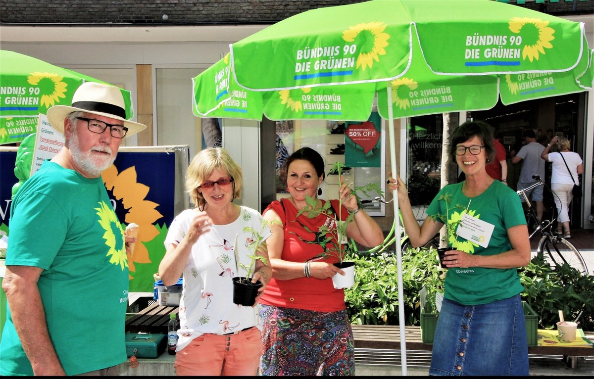 Gruppe präsentiert Tomatenpflanzen