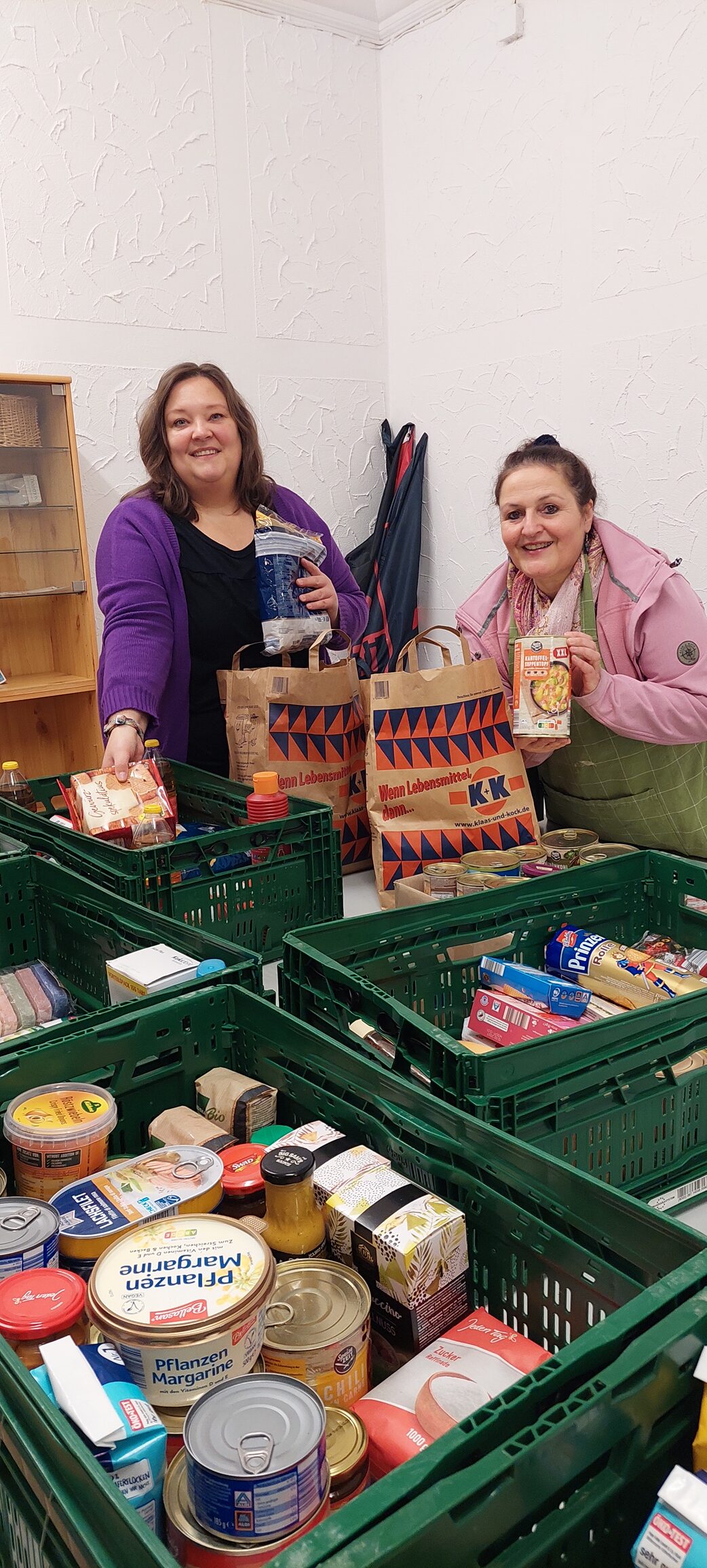 Daniele und Eva präsentieren die gesammelten Spenden
